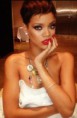 Rihanna muda o visual mais uma vez; confira