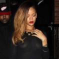 Rihanna mostra seios ao deixar boate e faz graça com paparazzi