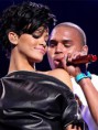 Em entrevista, Rihanna confirma que está namorando Chris Brown